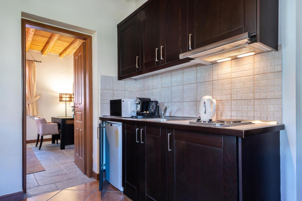Lively Studios at Varos Square Exterior foto
